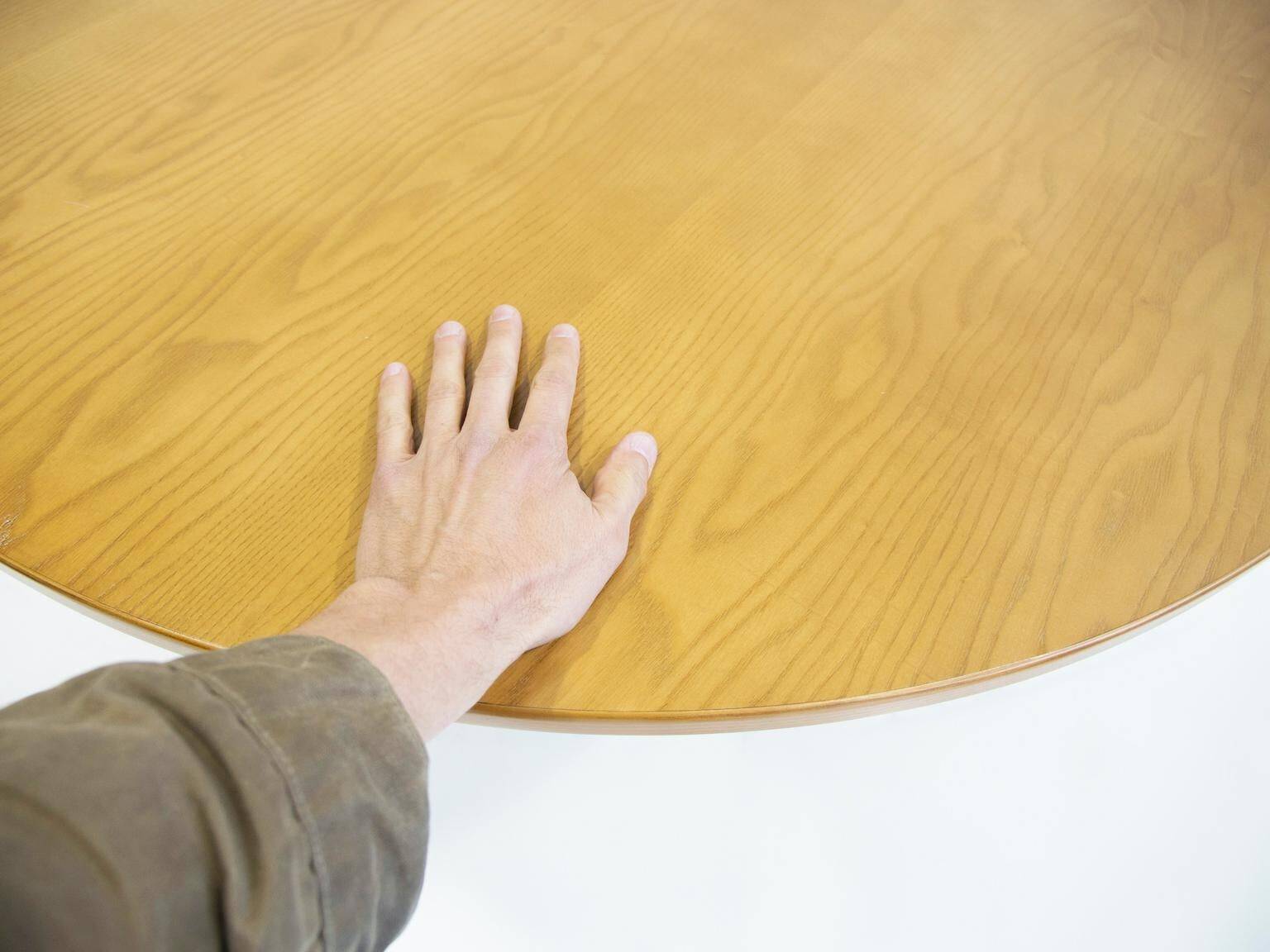 Round dining table in Wood Wood with brass details.
