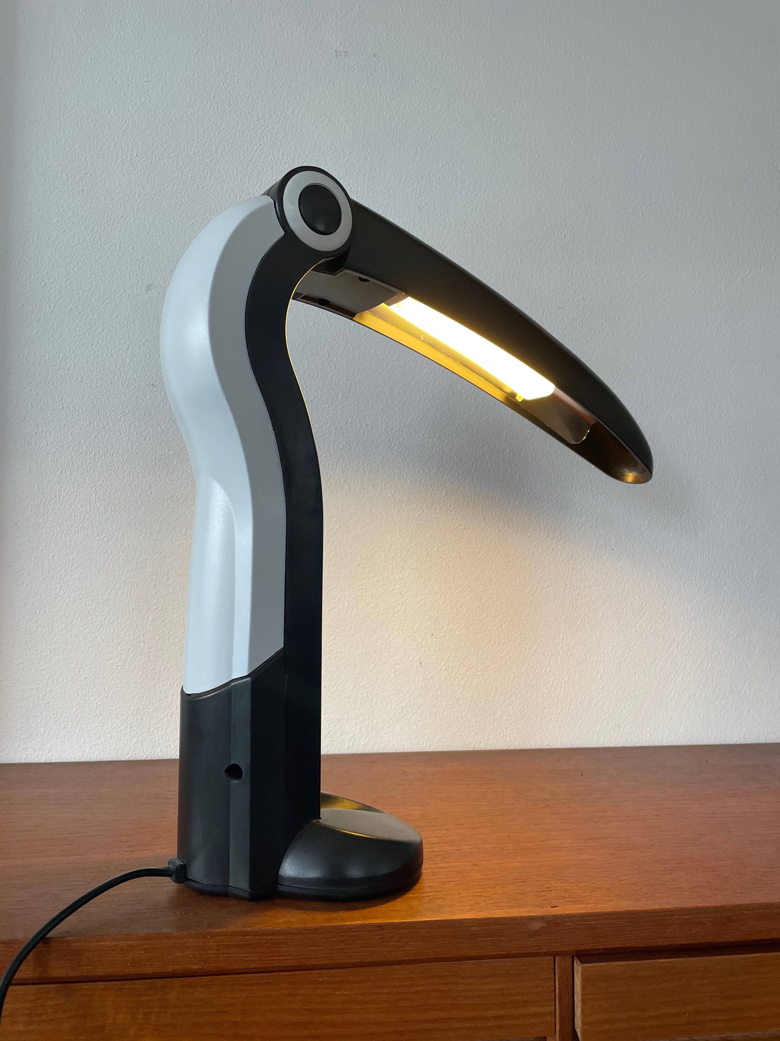Luminaire Toucan en noir et blanc HT Huang Design