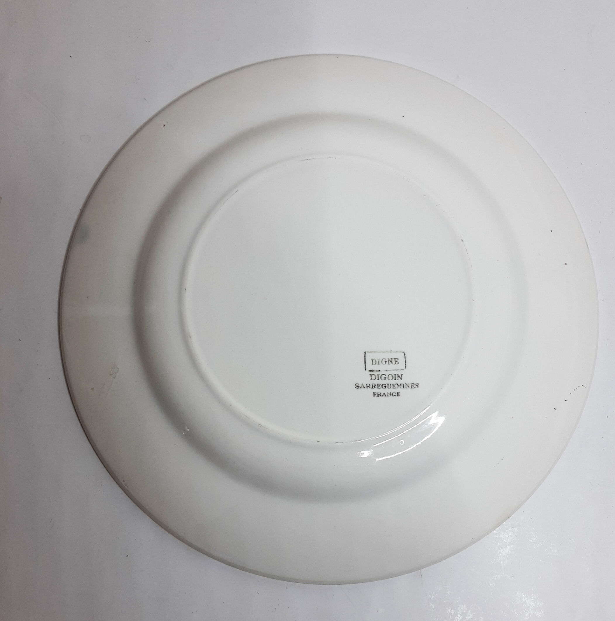 Flat faience plate by Digoin Sarreguemines , "Digne"