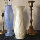 Vase in unbleached white marble with engraved flowers