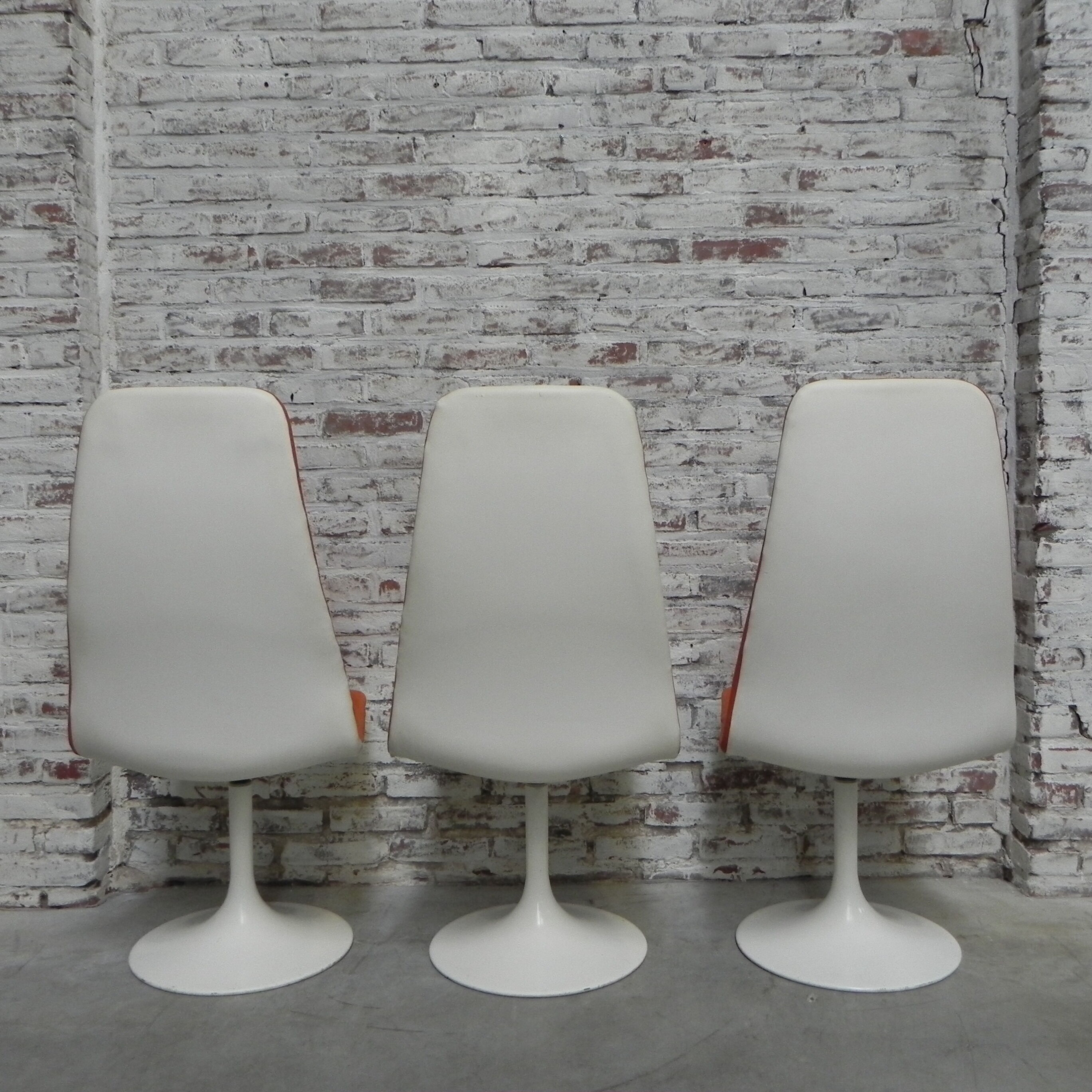3 Vintage swivel tulip chairs
