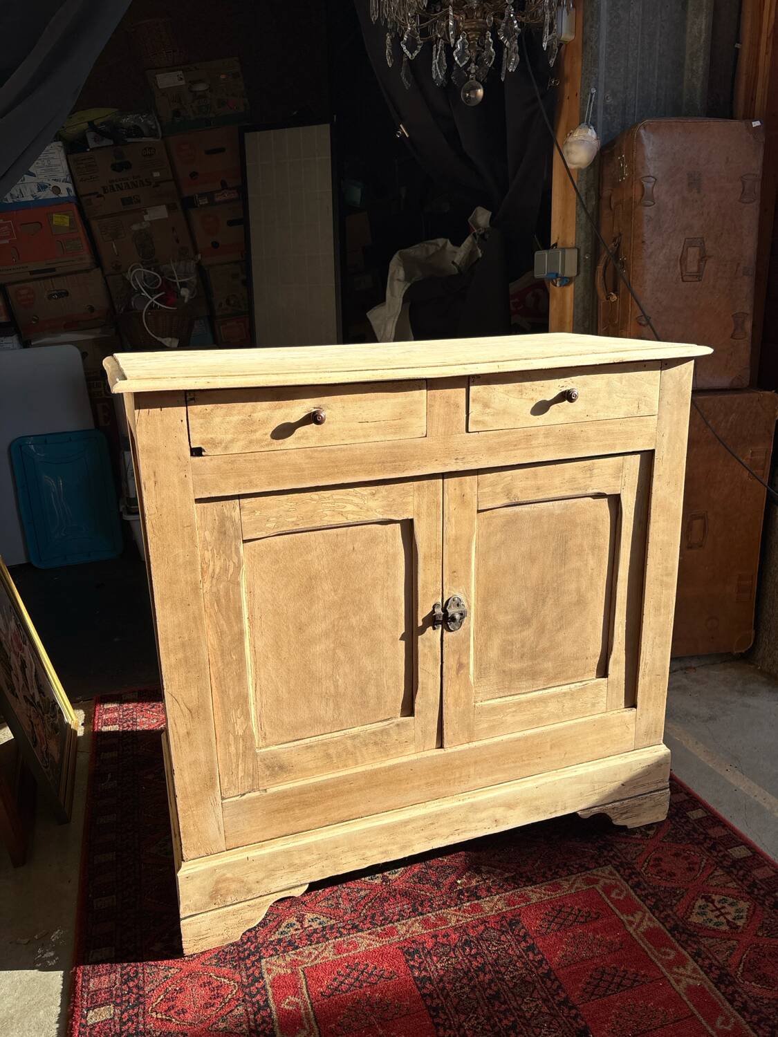 Buffet bas ancien en châtaignier –style Louis-Philippe rustique décapé