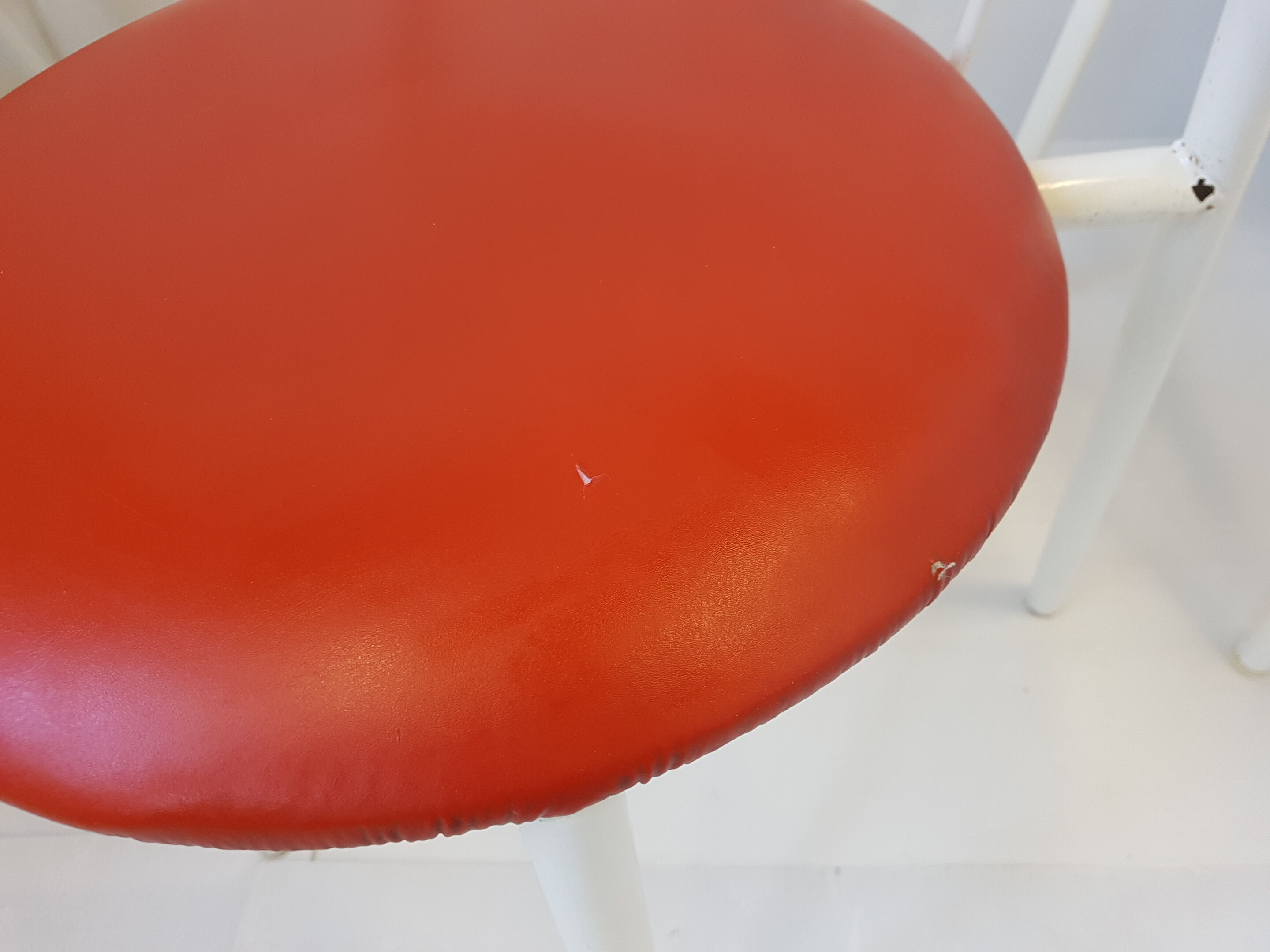 Suite de 4 chaises vintage en métal & skai 1970