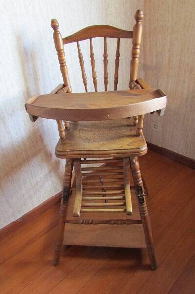 Chaise haute d'enfant , en bois , début 20ème