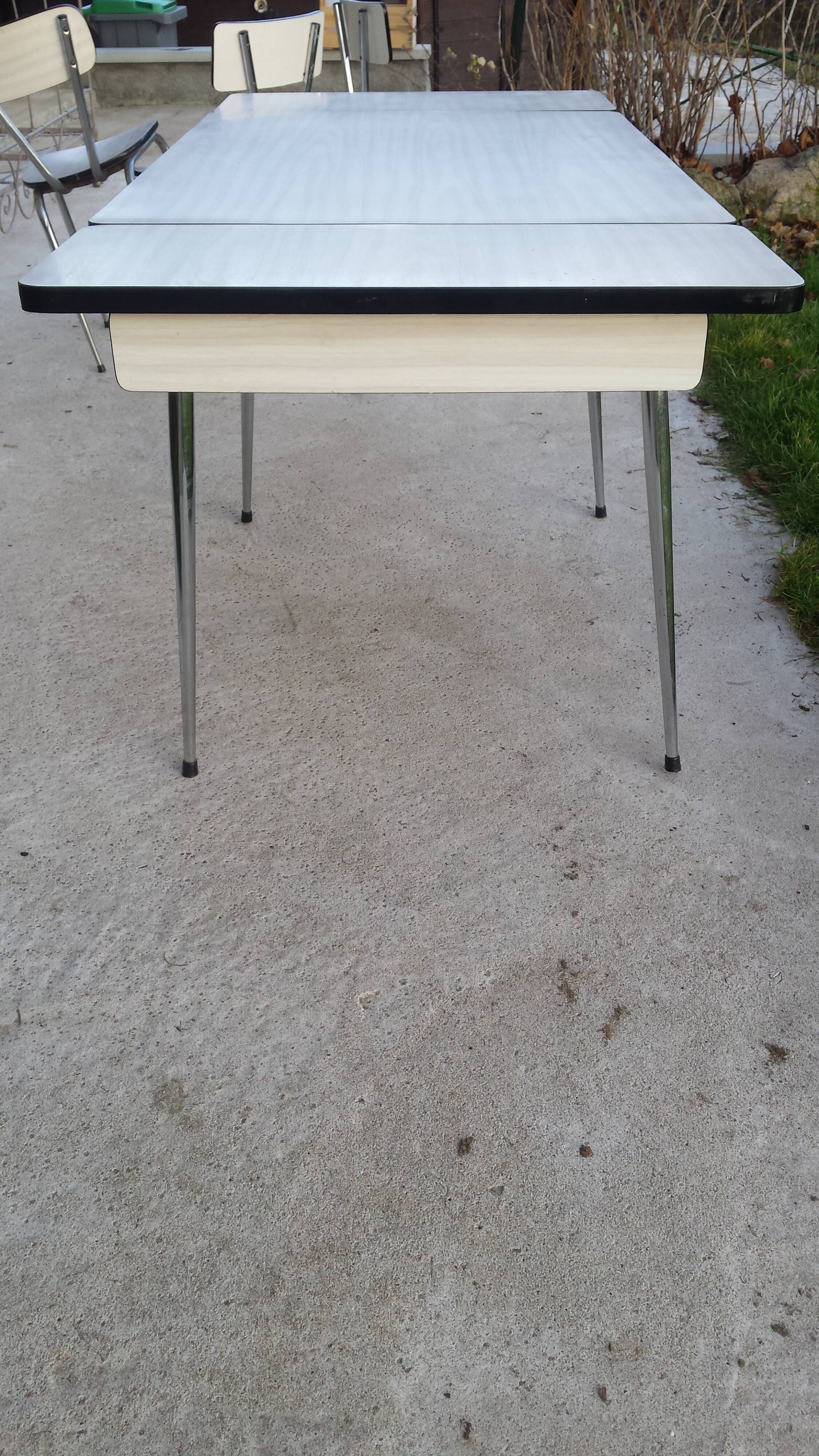 Table and 4 chairs in white formica