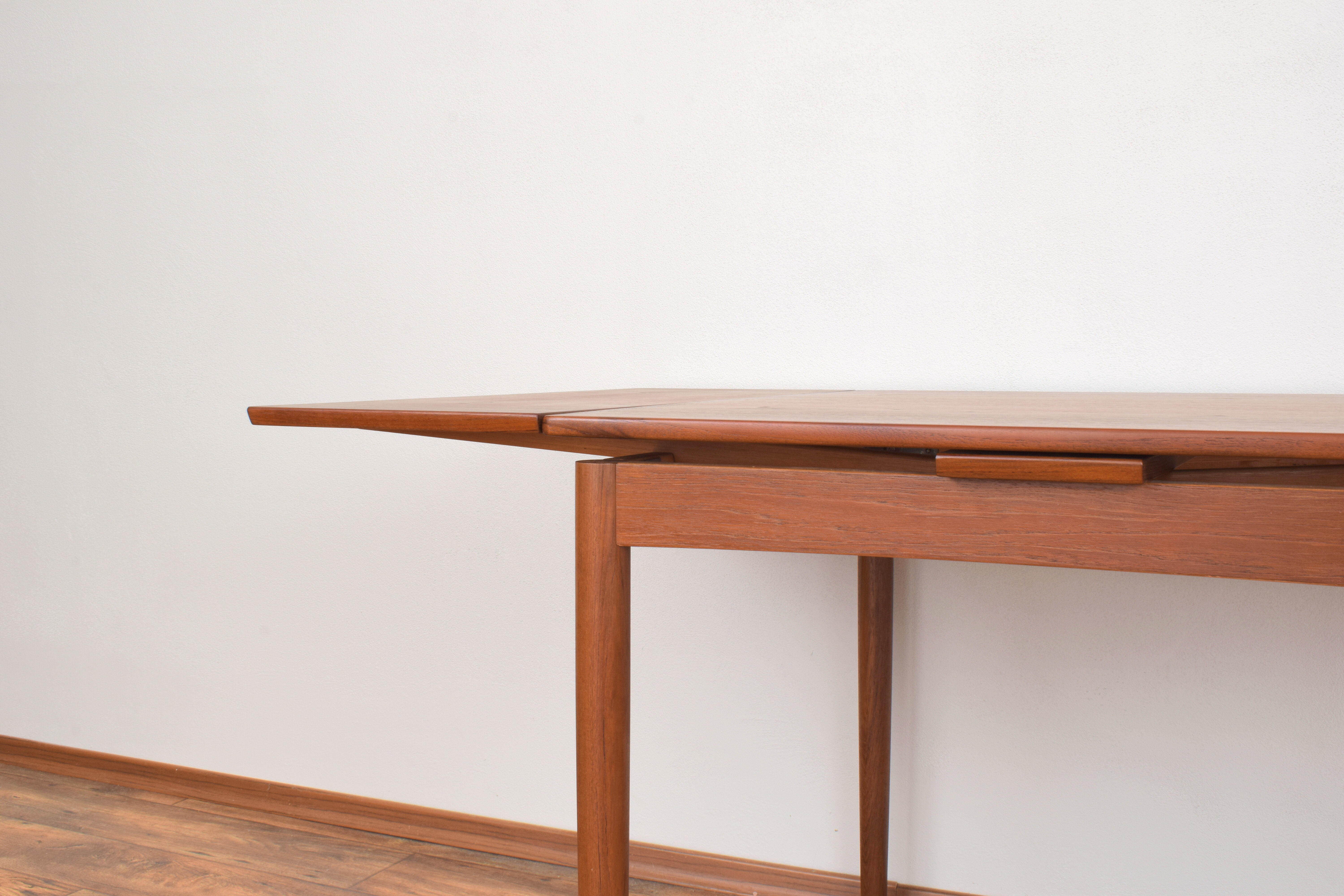 Mid-Century Danish Teak Extendable Dining Table from Hundevad & Co., 1960s.