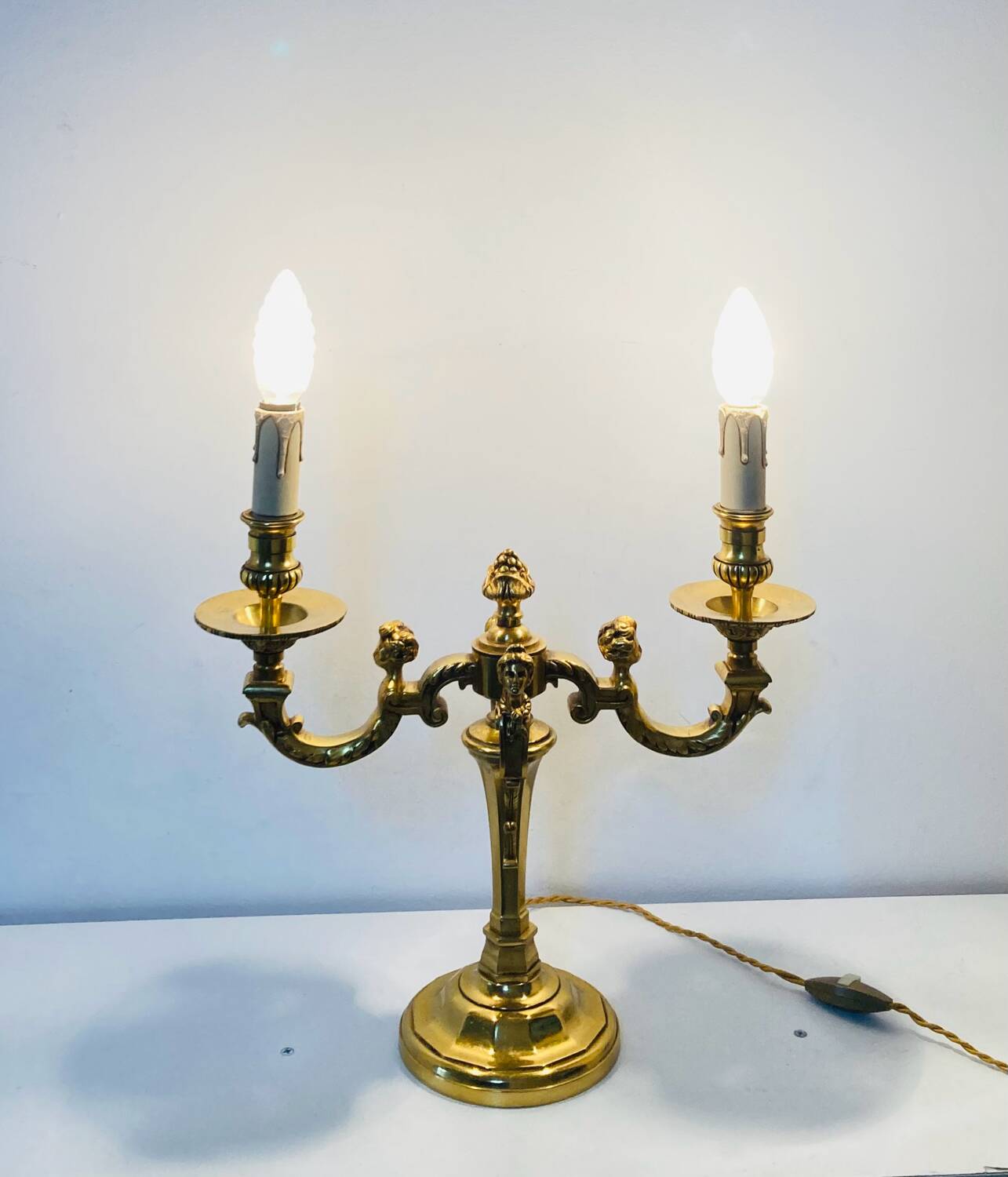 Chandelier en bronze à décors de putti et cariatides, début XXe