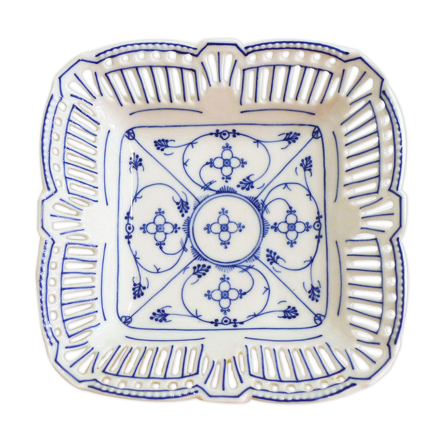 Porcelain cup, Copenhagen décor, early 20th century