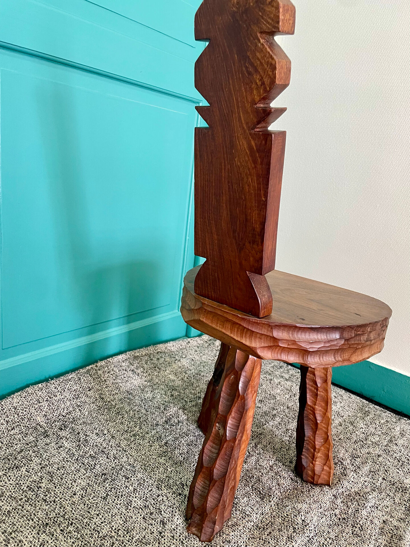 Very beautiful brutalist tripod chair.