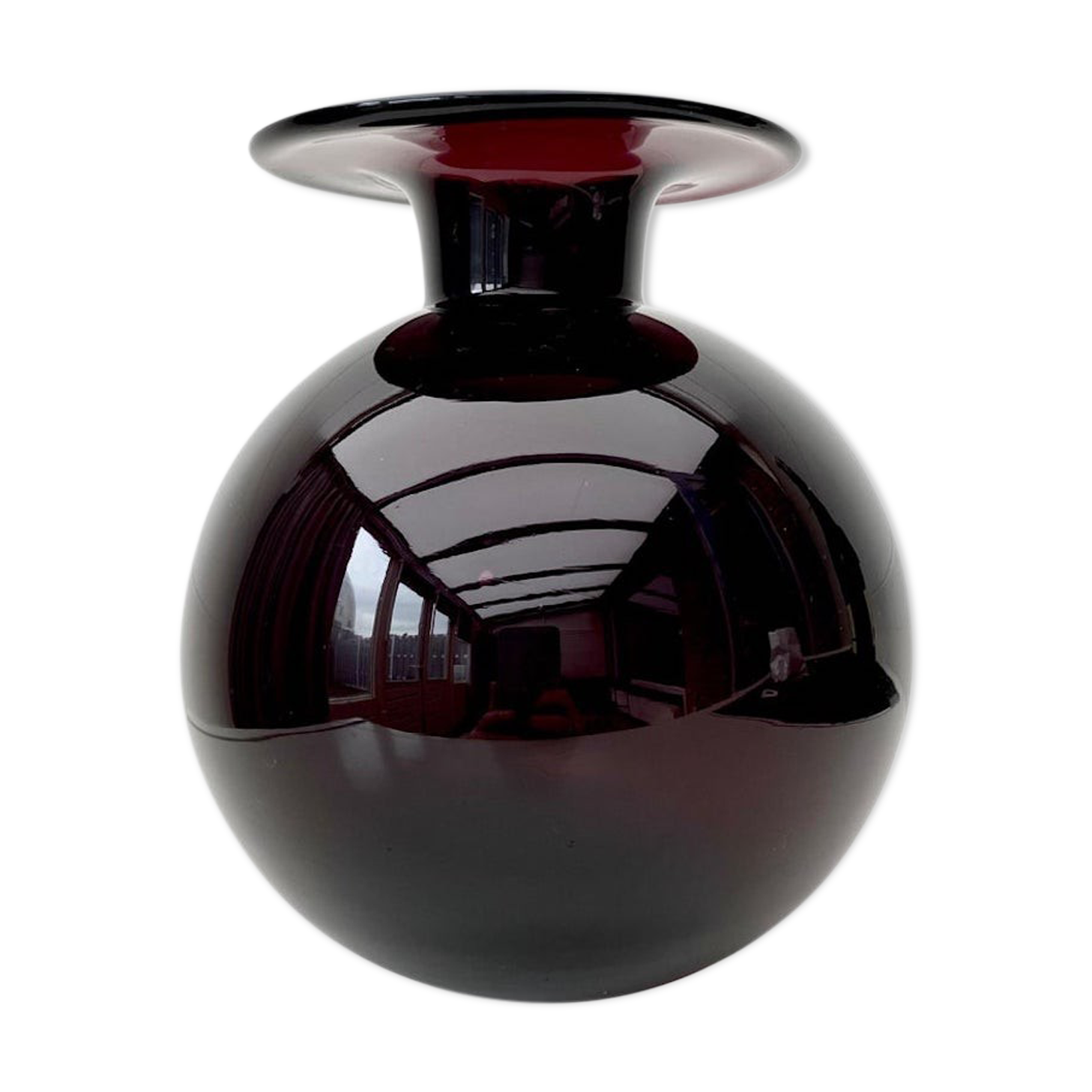 Vase en verre violet vers les années 1960