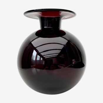 Vase en verre violet vers les années 1960