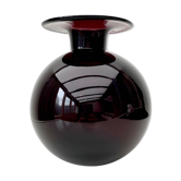 Vase en verre violet vers les années 1960