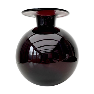 Vase en verre violet vers les années 1960
