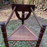 LOT 2 CHAIRS / 1 VINTAGE OAK BENCH WITH A TRIANGULAR SEAT