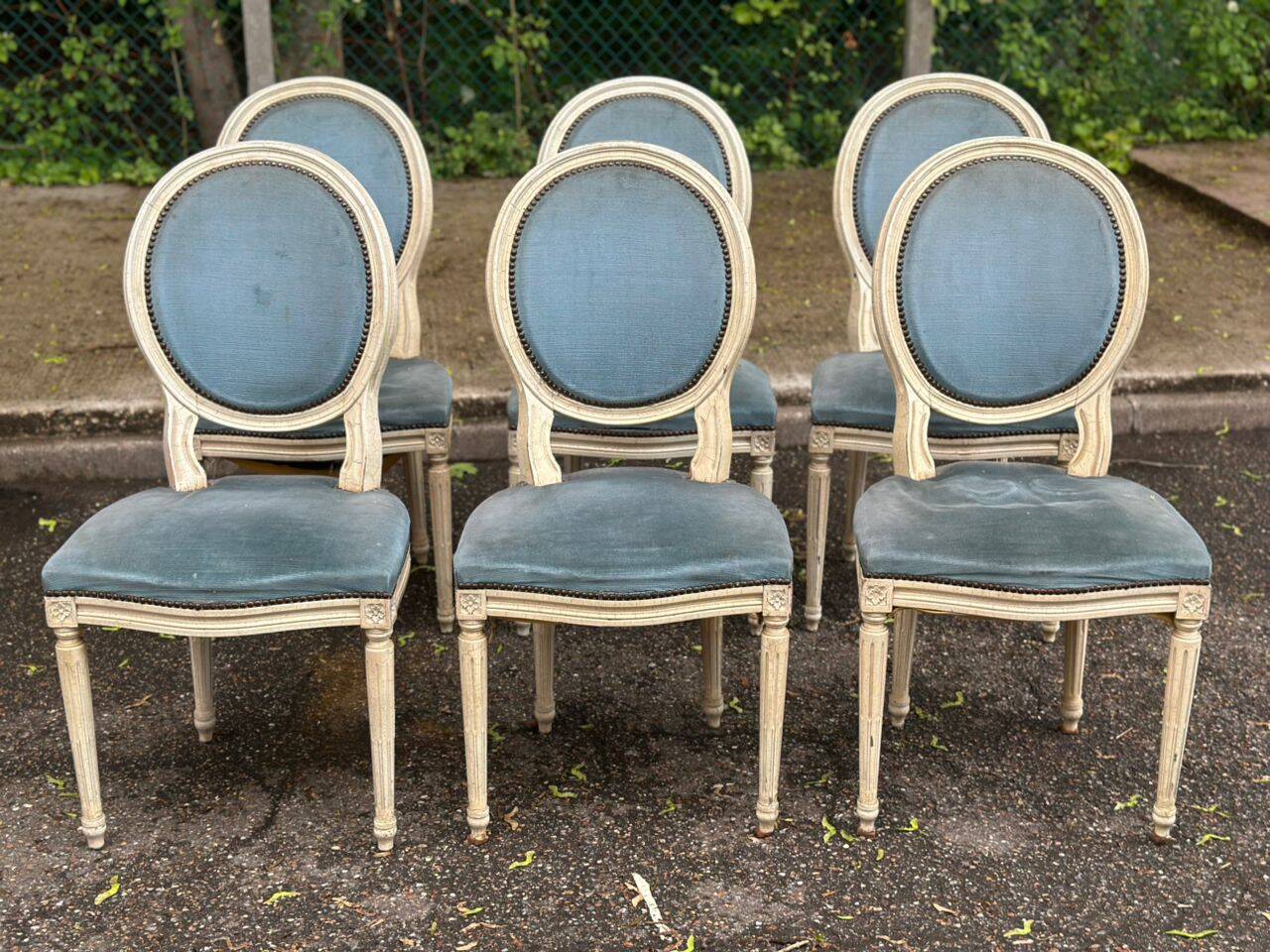 6 Louis XVI medallion chairs in beige wood and blue fabric from the 18th century.