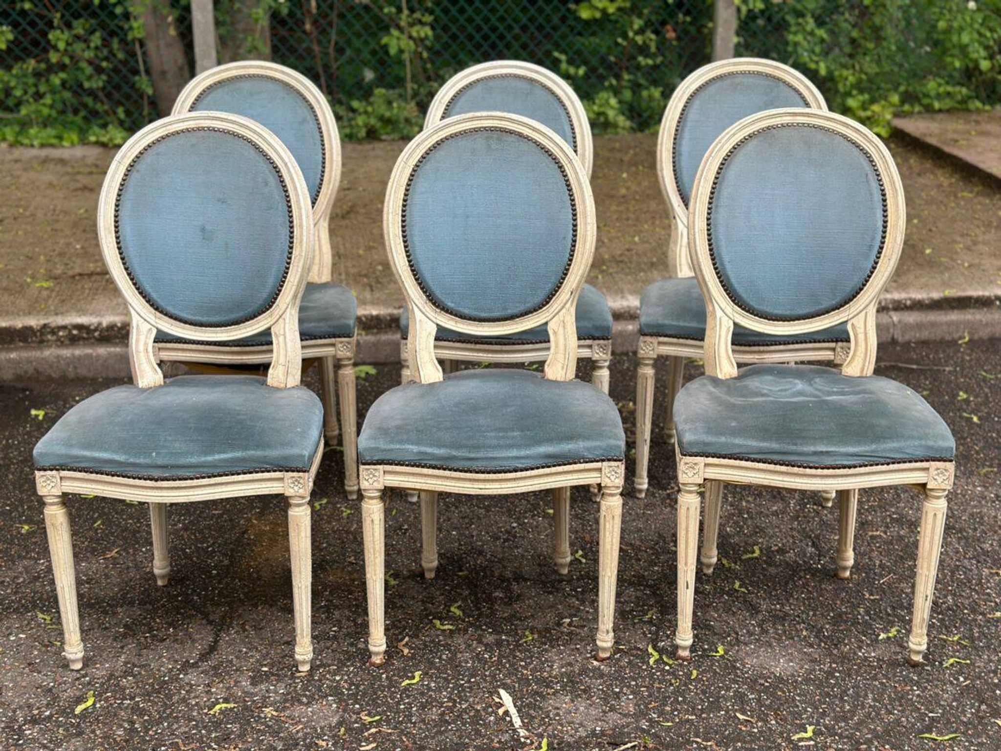 6 Louis XVI medallion chairs in beige wood and blue fabric from the 18th century.
