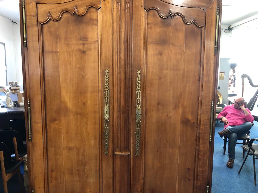 Superb wardrobe Louis XV walnut early nineteenth