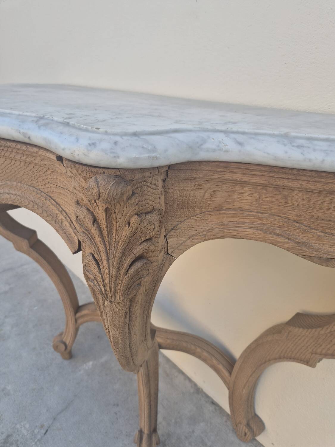 Louis XV curved console in solid oak, 18th century, decorated