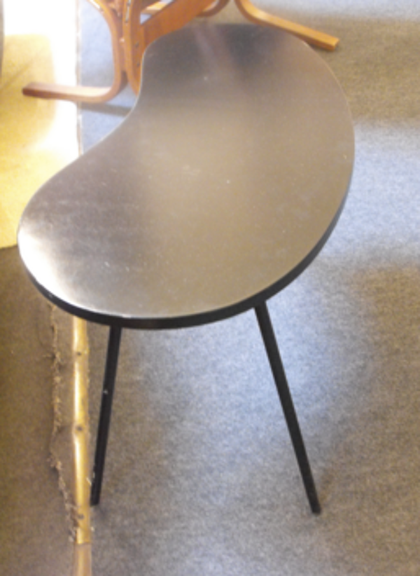 Guéridon haricot 1950. Plateau laqué noir. Très bon état.