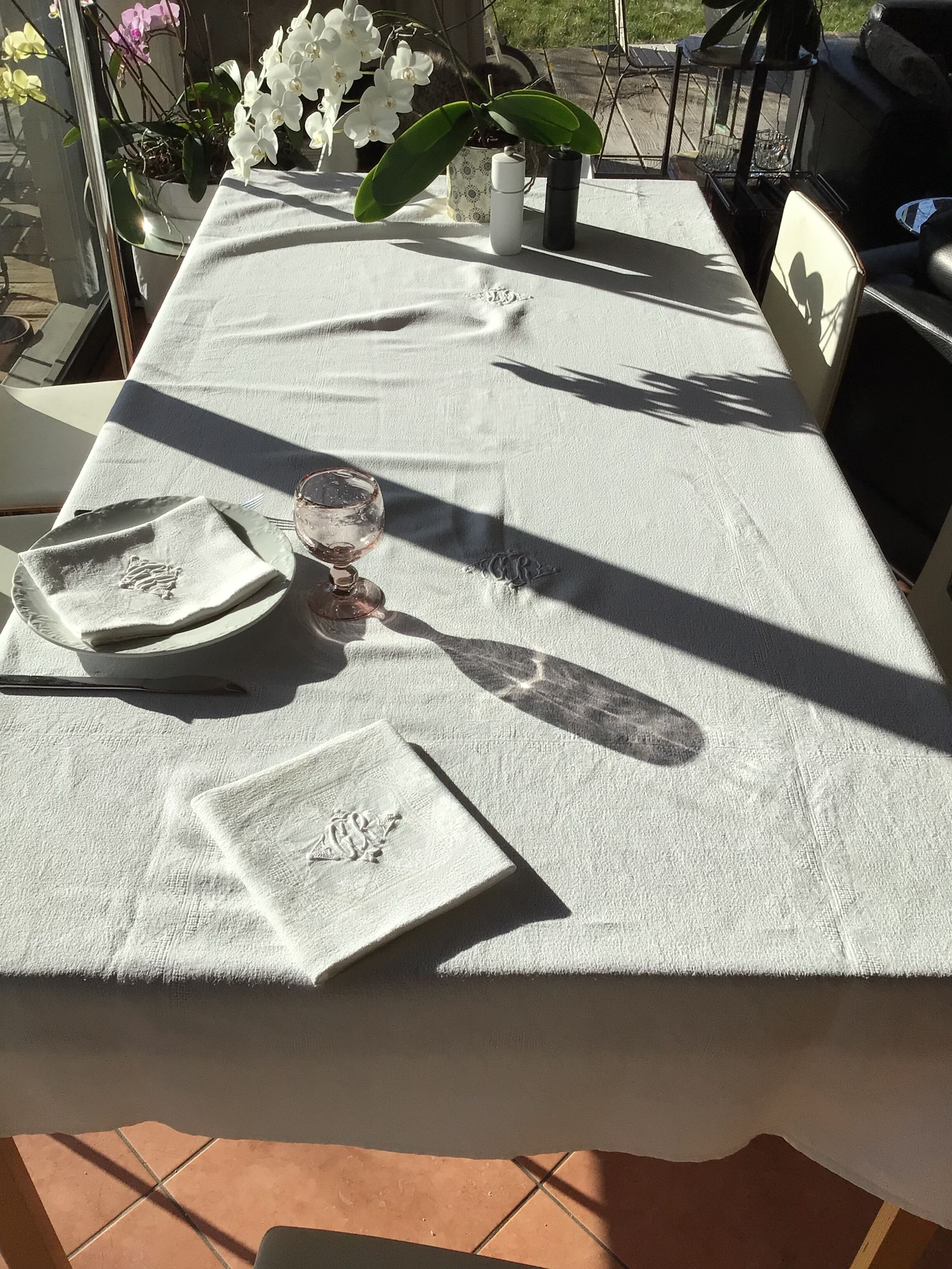 GR embroidered rectangle tablecloth with 7 matching damask towels