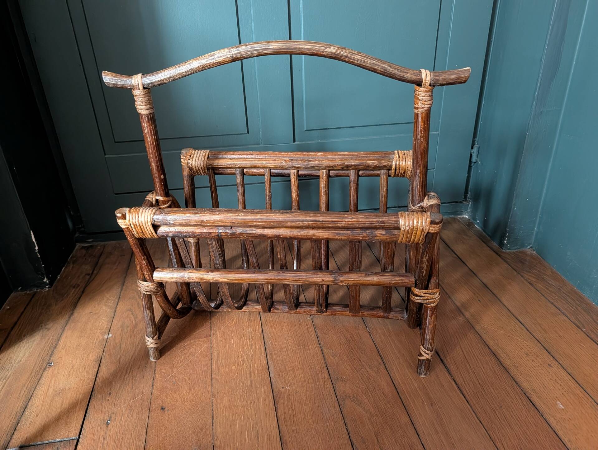 Vintage magazine rack in rattan and bamboo – 1960s/70s