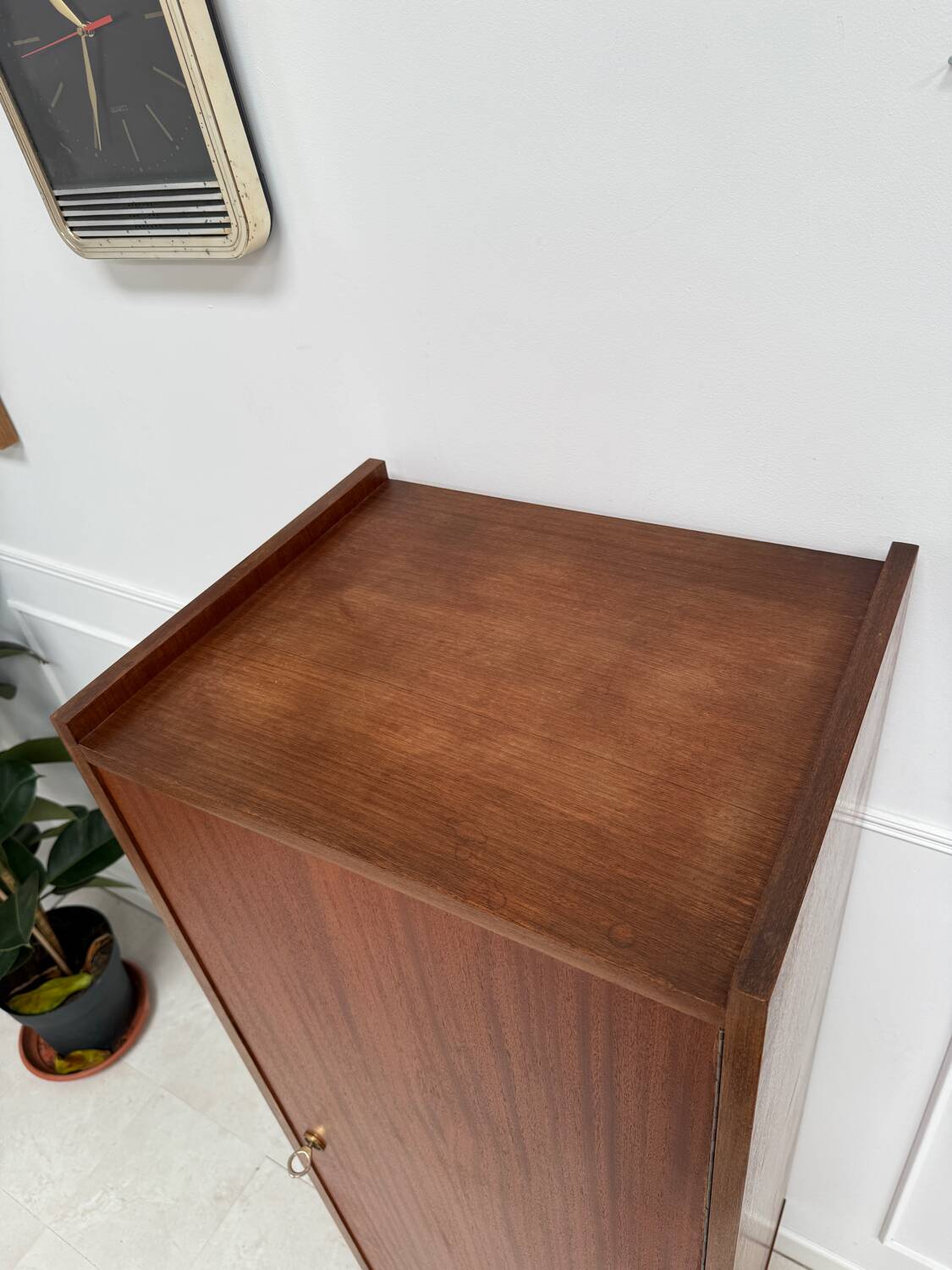 Standing man entrance cabinet