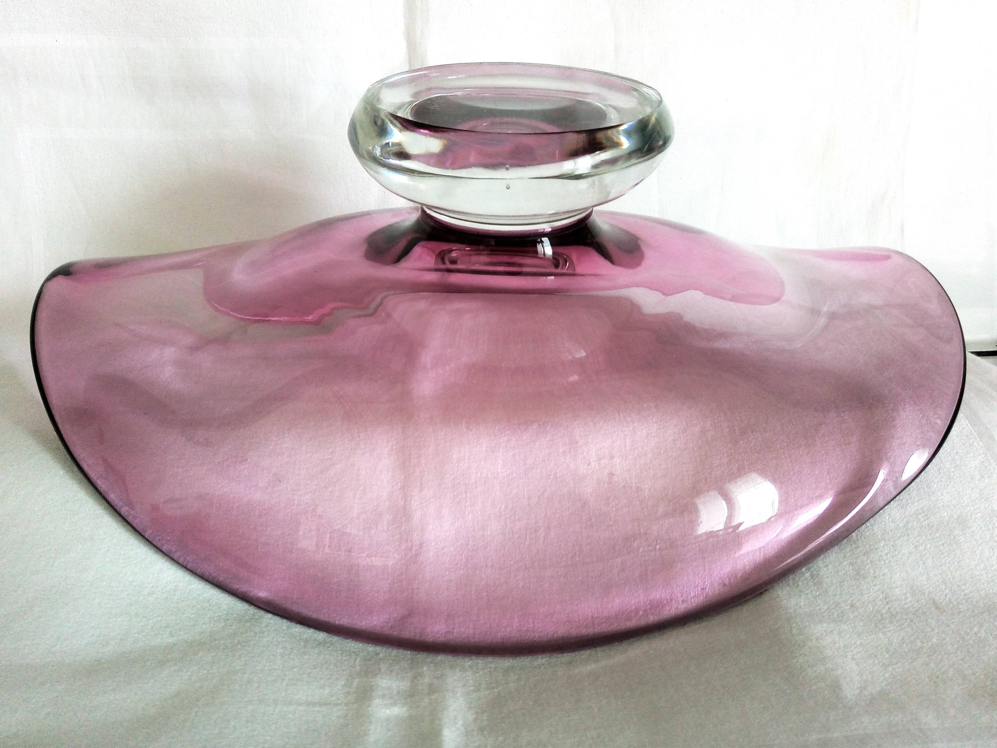 Art Deco style pedestal centrepiece in thick crystal from Val Saint Lambert, 1970s.