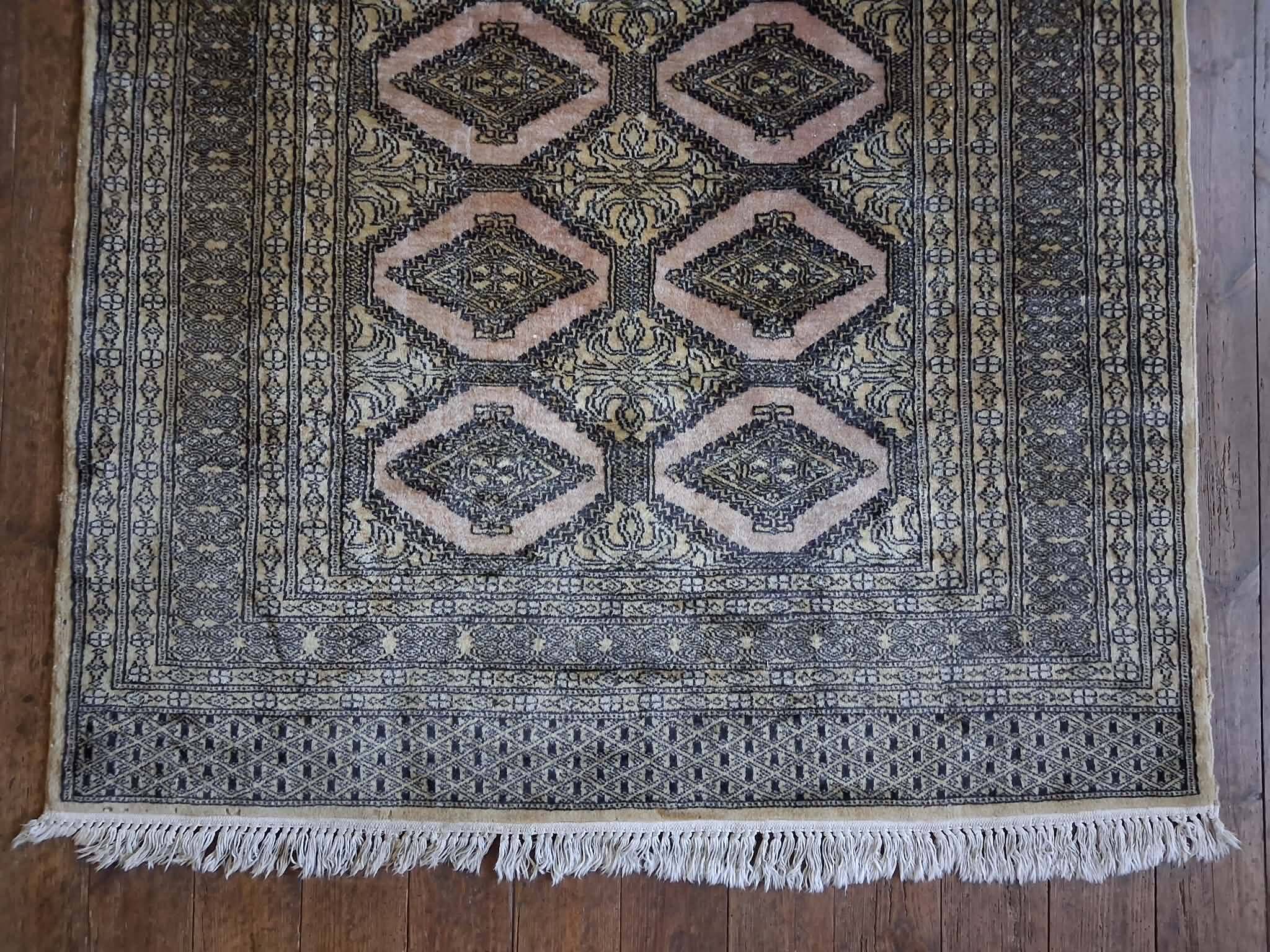 Handmade Pakistani Bukhara rug 188x122cm