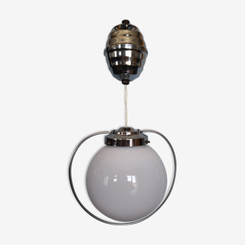 Suspension monte et basse en métal chromé et son globe en opaline vintage