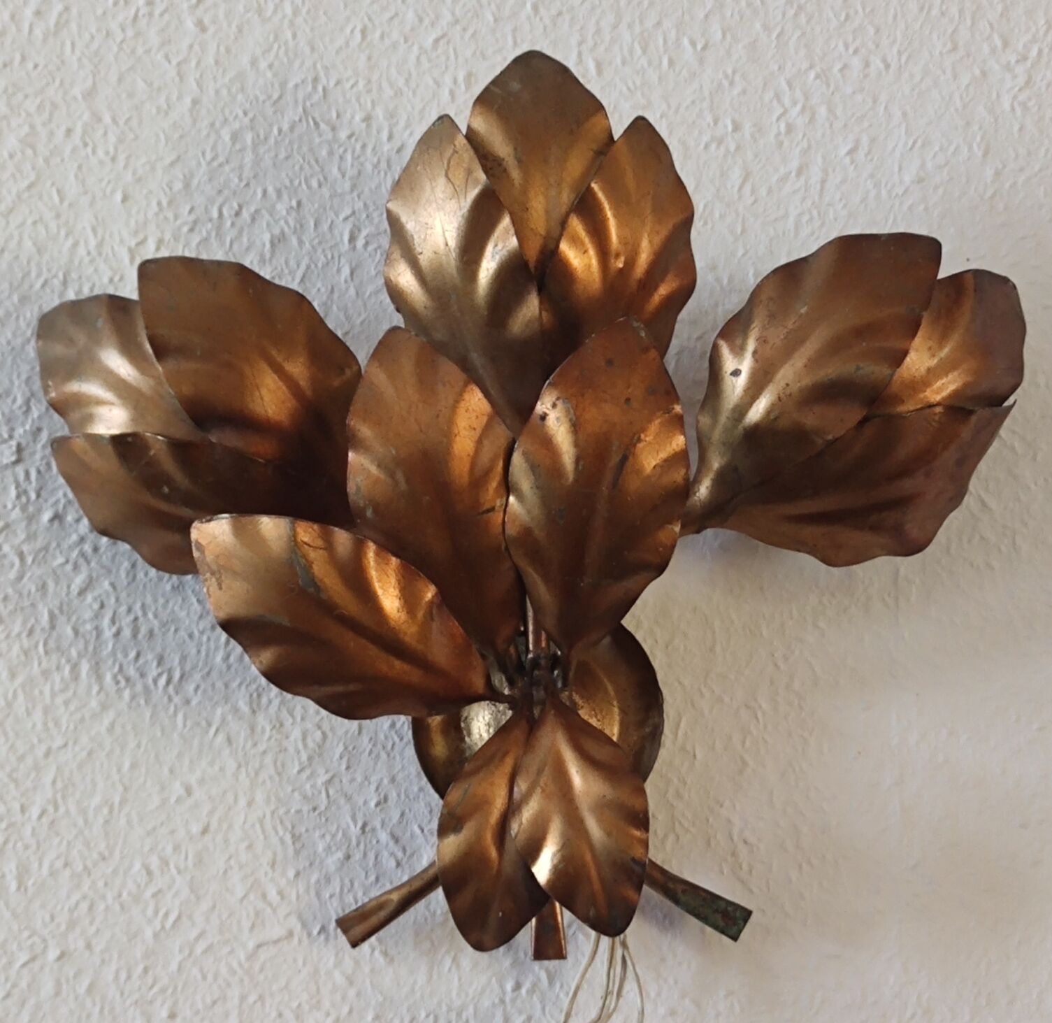 Design wall lamp in gold metal