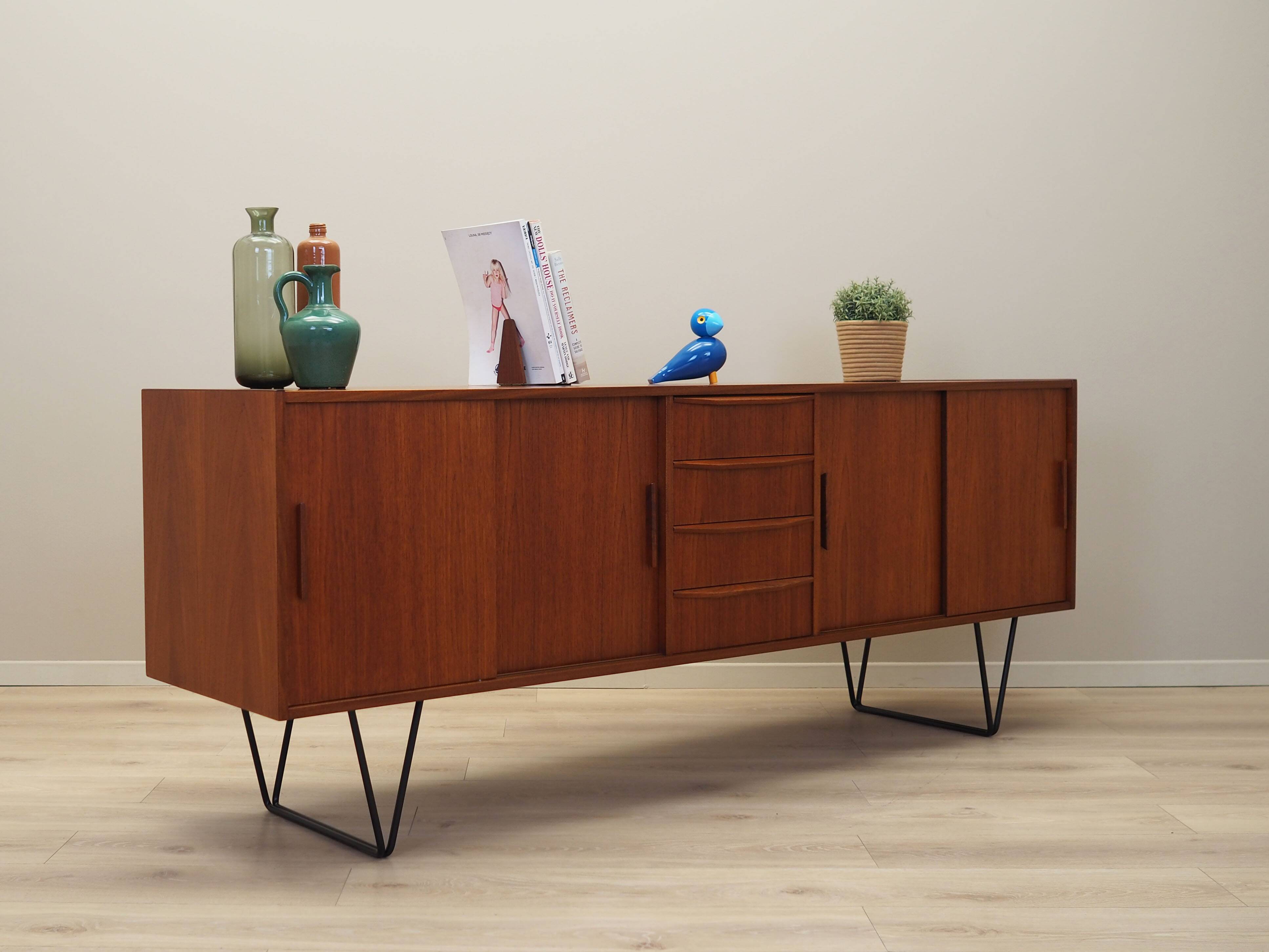 Buffet en teck, design danois, années 1970, production : Danemark