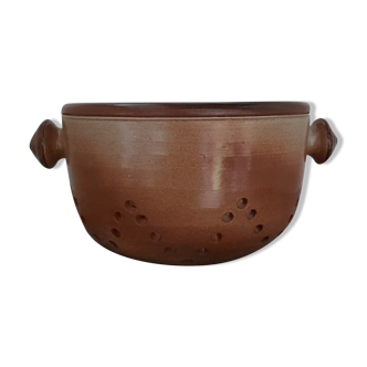 Enamelled sandstone strainer