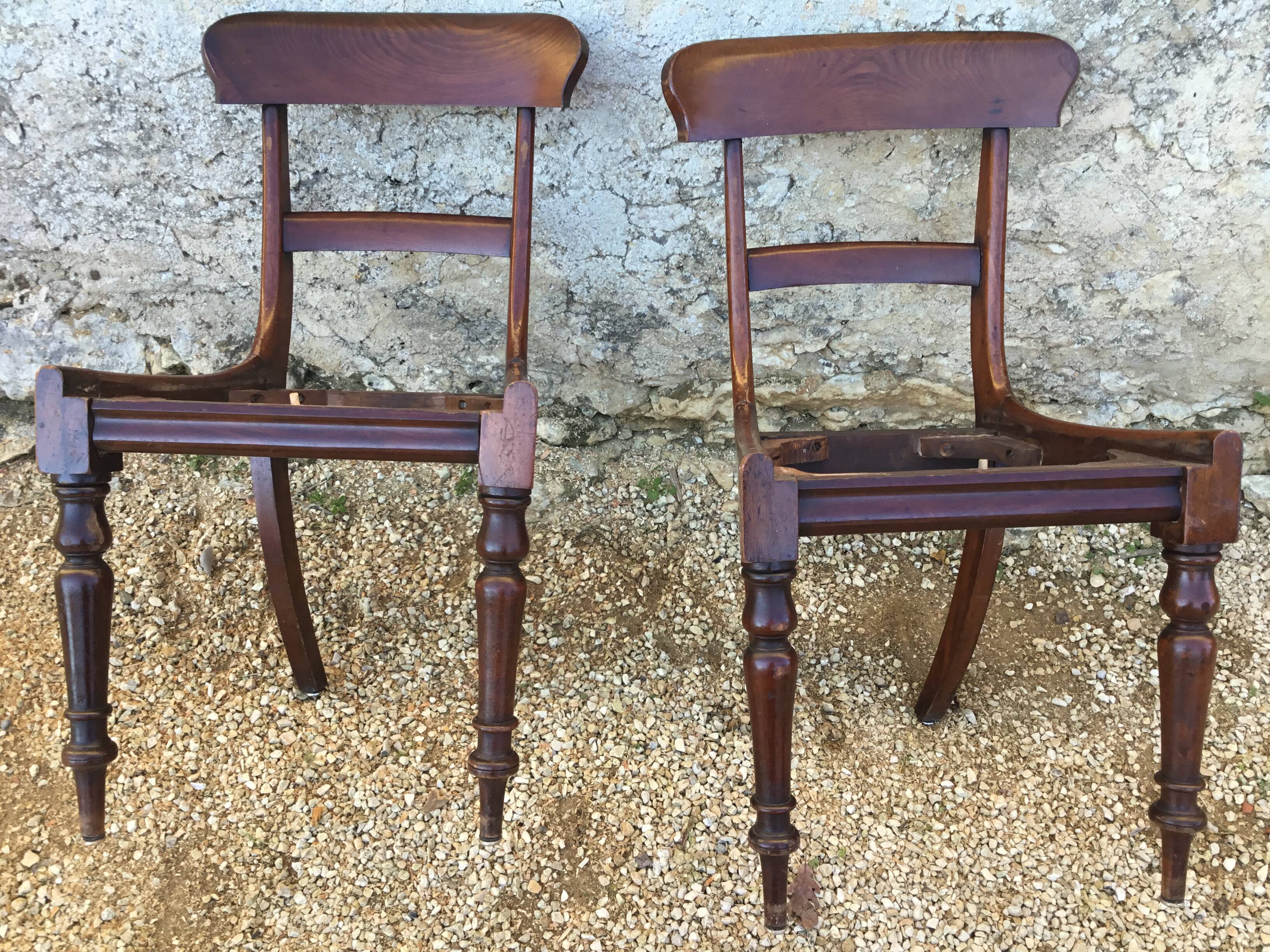 A series of 4 mahogany chairs with 19th th eme leather patties in good condition