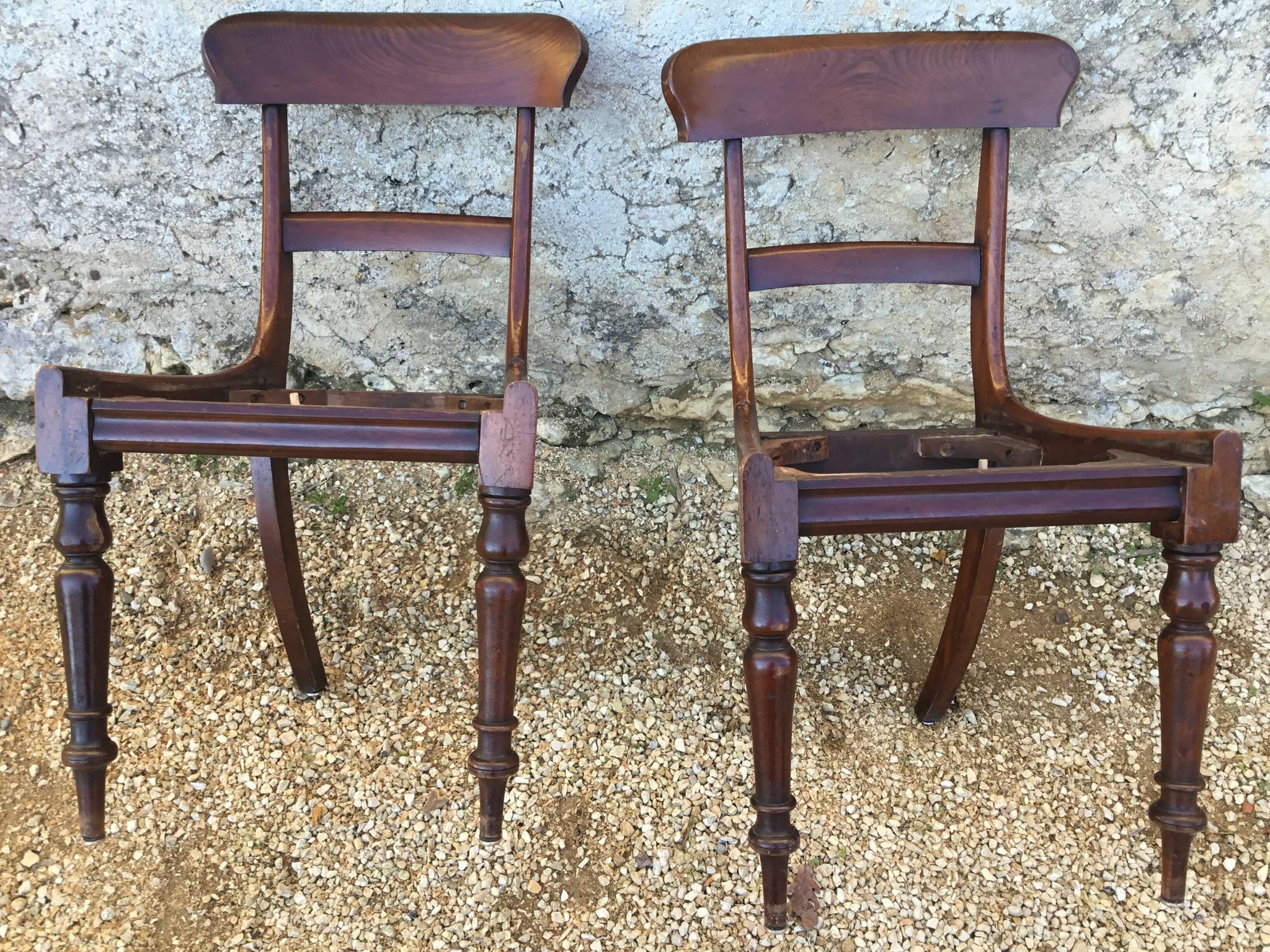 A series of 4 mahogany chairs with 19th th eme leather patties in good condition
