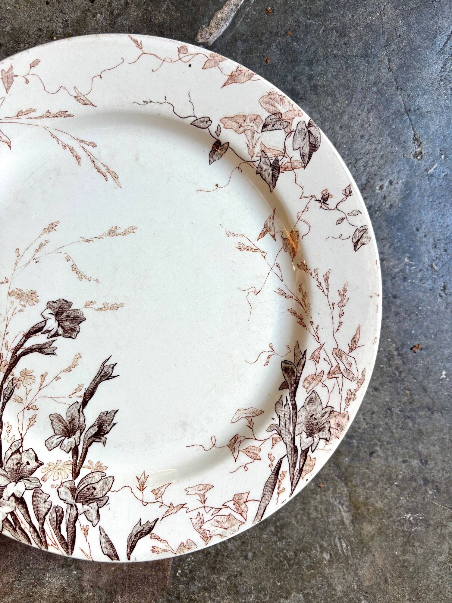 Ironware cake plate from Creil and Montereau, "Glaïeul" service