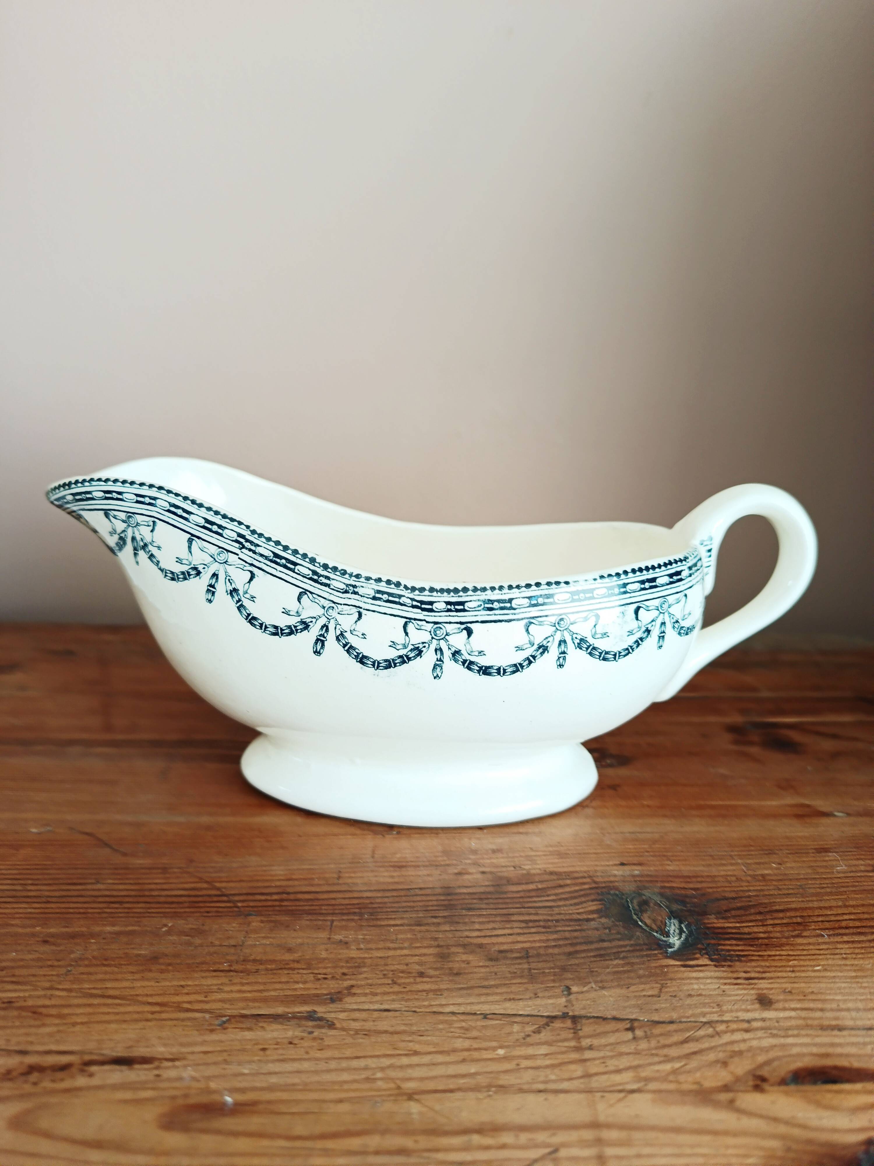 Sauceboat from Salins, Louis XVI garlands.