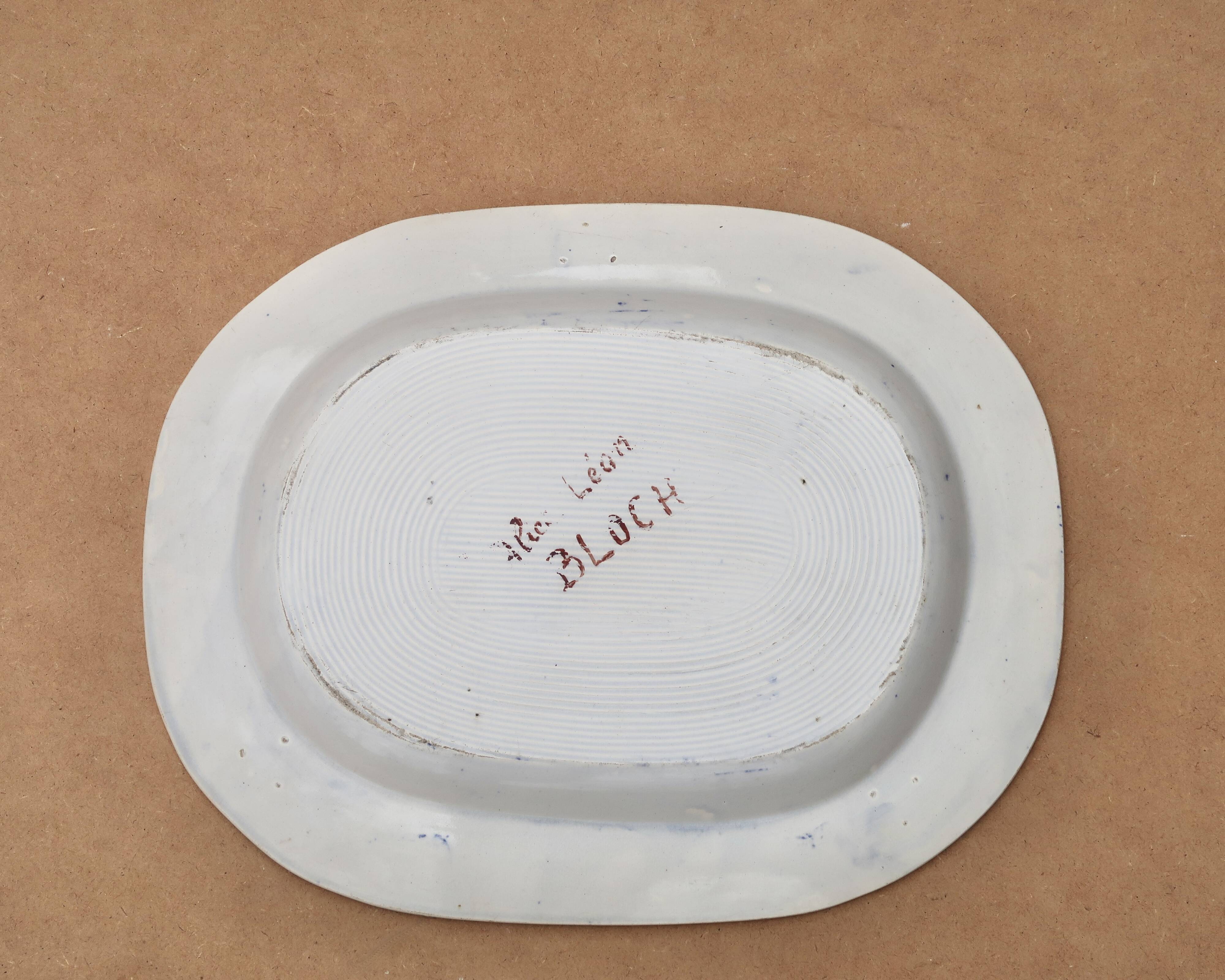 Large oval dish in blue and white English earthenware with Asian decoration, 19th century.