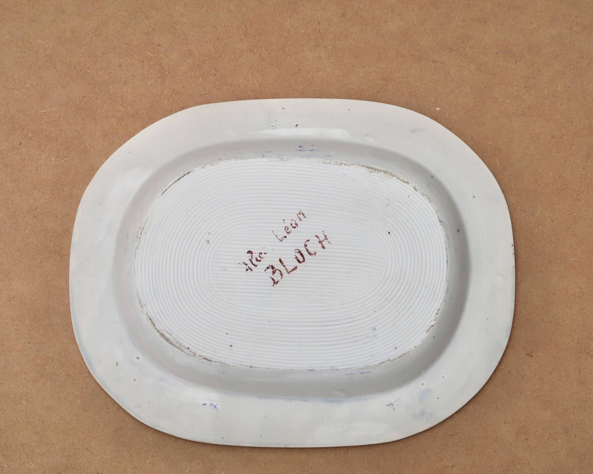 Large oval dish in blue and white English earthenware with Asian decoration, 19th century.