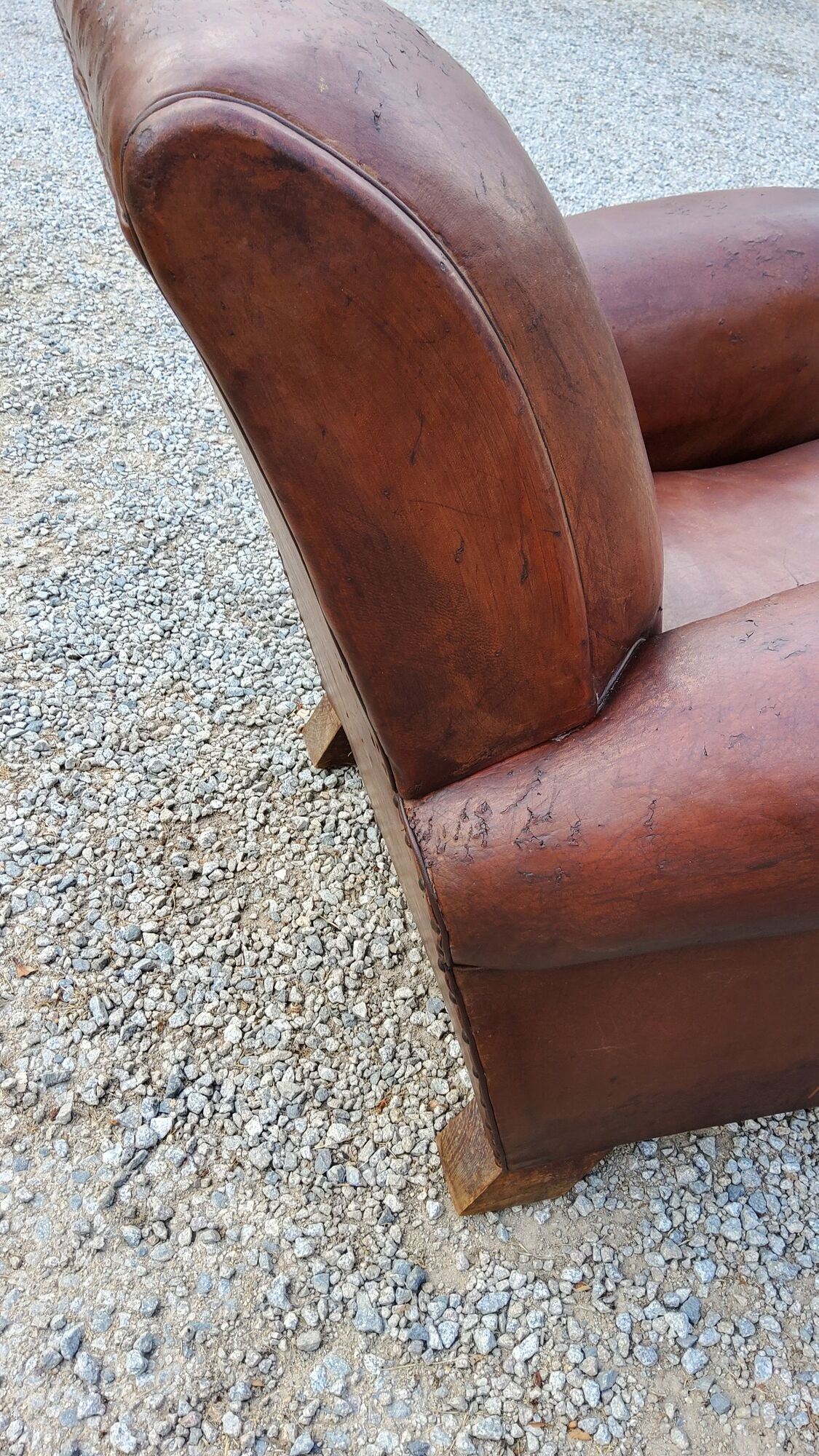 Paire de fauteuils club en cuir brun des années 30