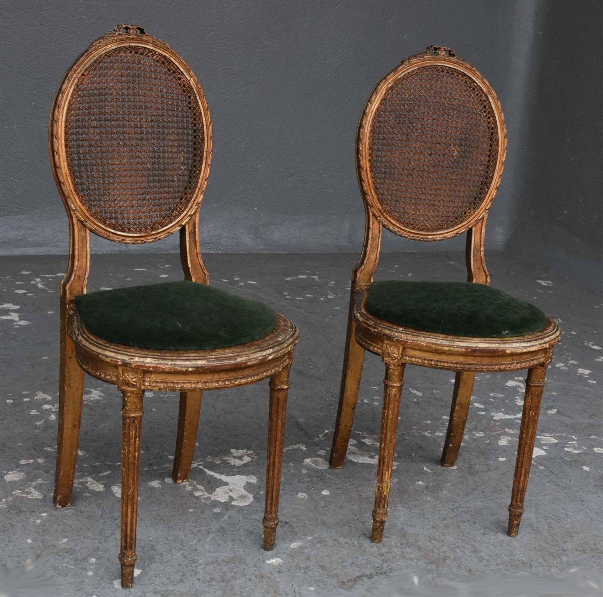 Paire de chaises de style Louis XVI