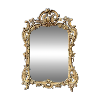 Miroir Louis XV en bois sculpté et doré à parecloses, XVIIIème siècle