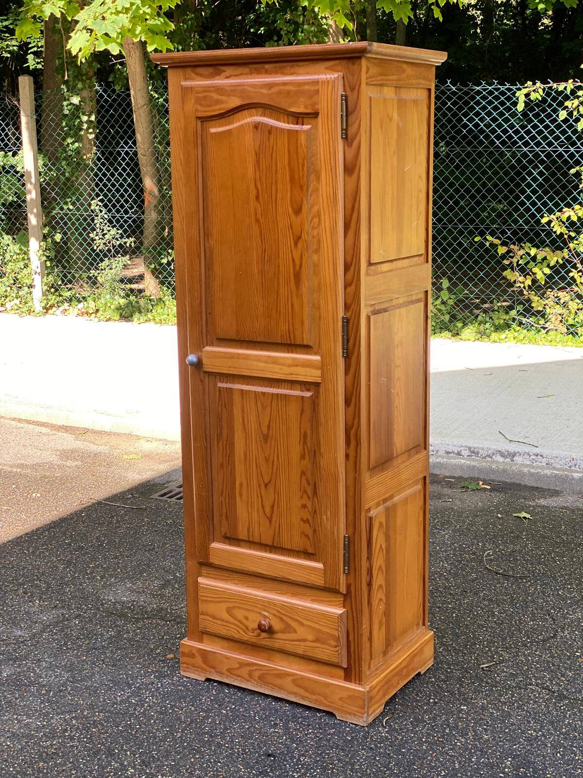 Scandinavian single-door solid wood wardrobe with hanging space