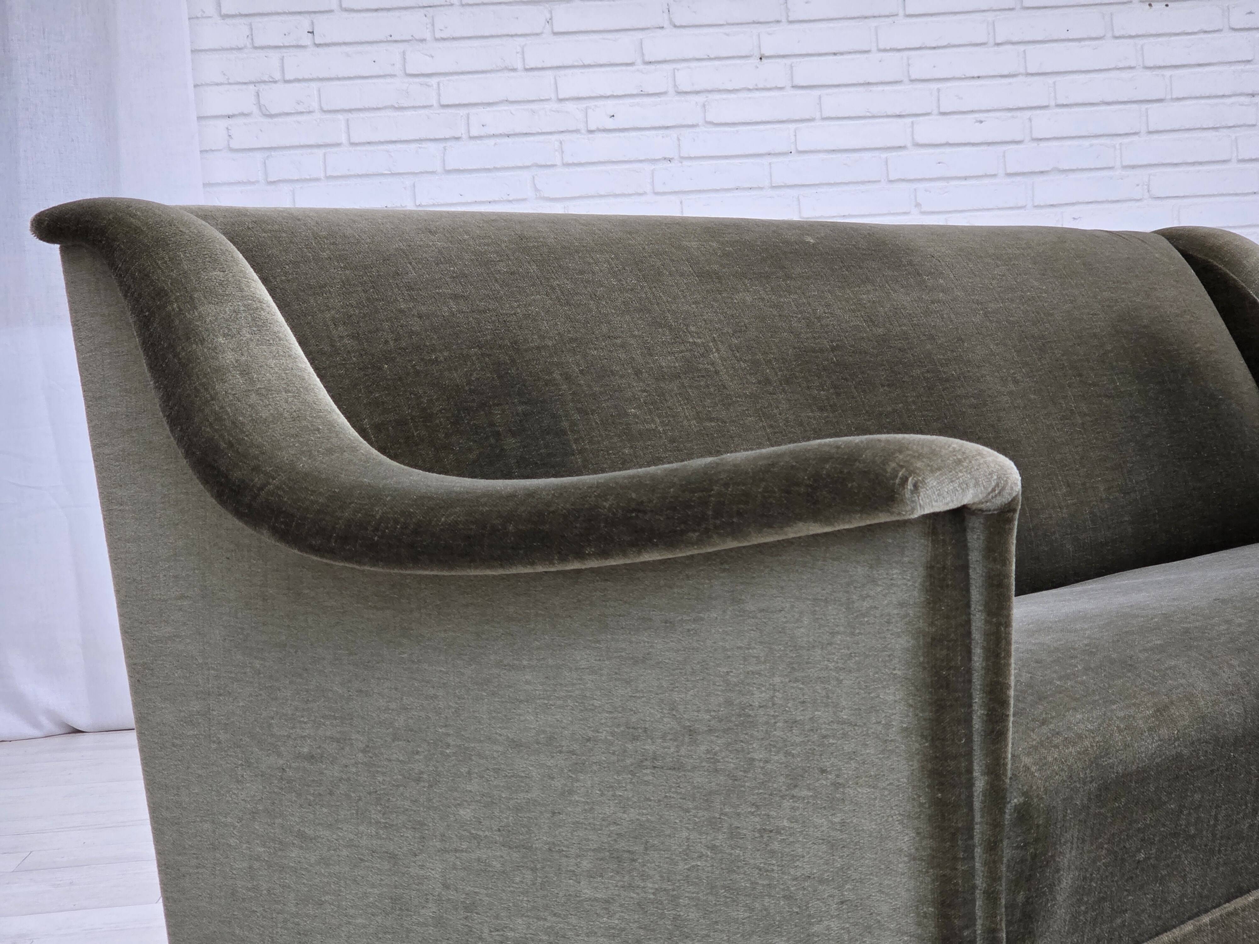 Canapé 3 places danois des années 1970, velours vert, bois de hêtre.