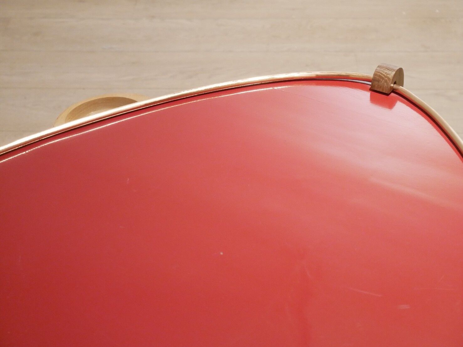 Table d'appoint tripode laqué rouge mobilier Reconstruction 1950s