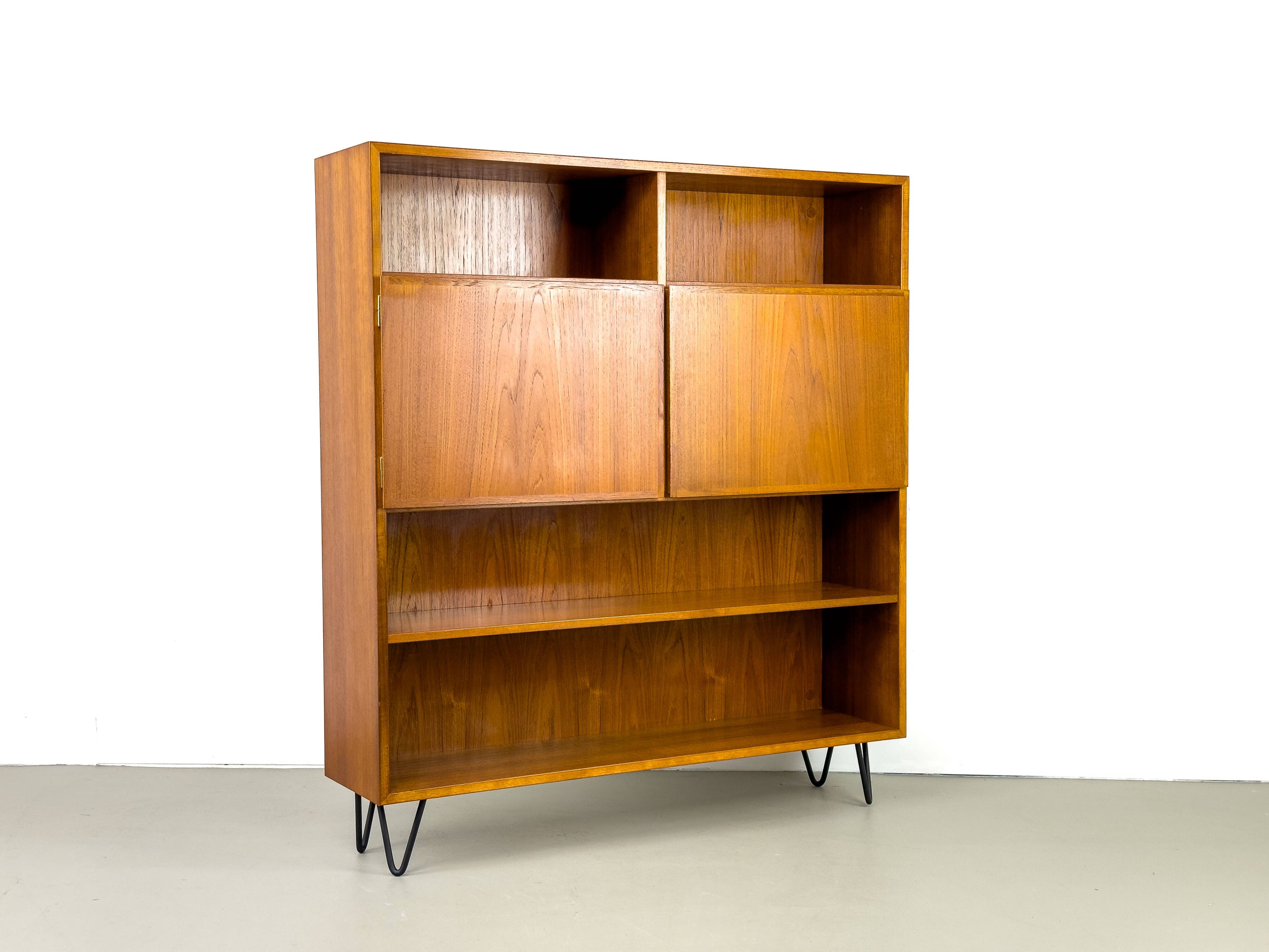 Bibliothèque danoise en teck avec portes par Omann Jun, 1960s