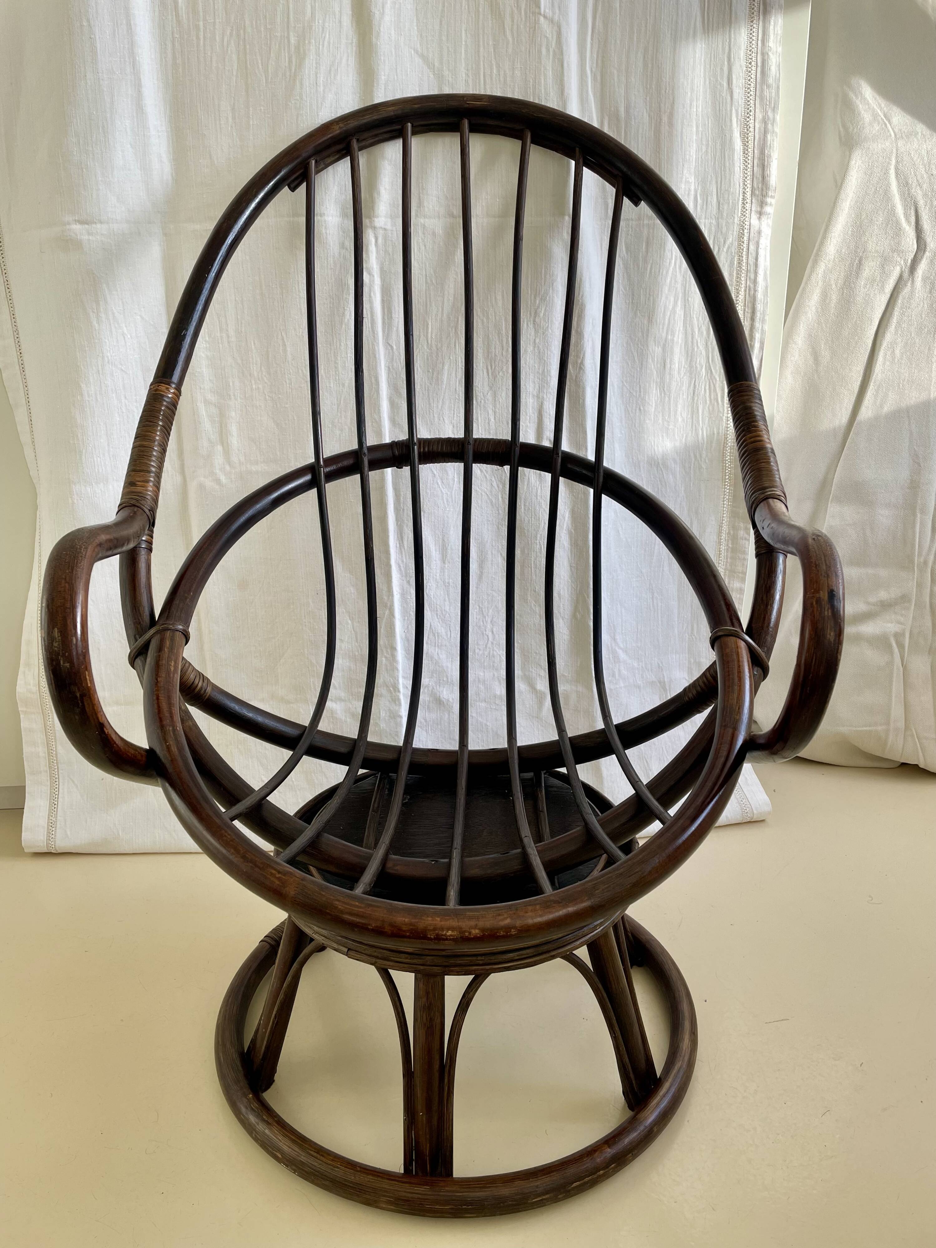 Chaise à œuf en rotin vintage des années 70 en très bon état.