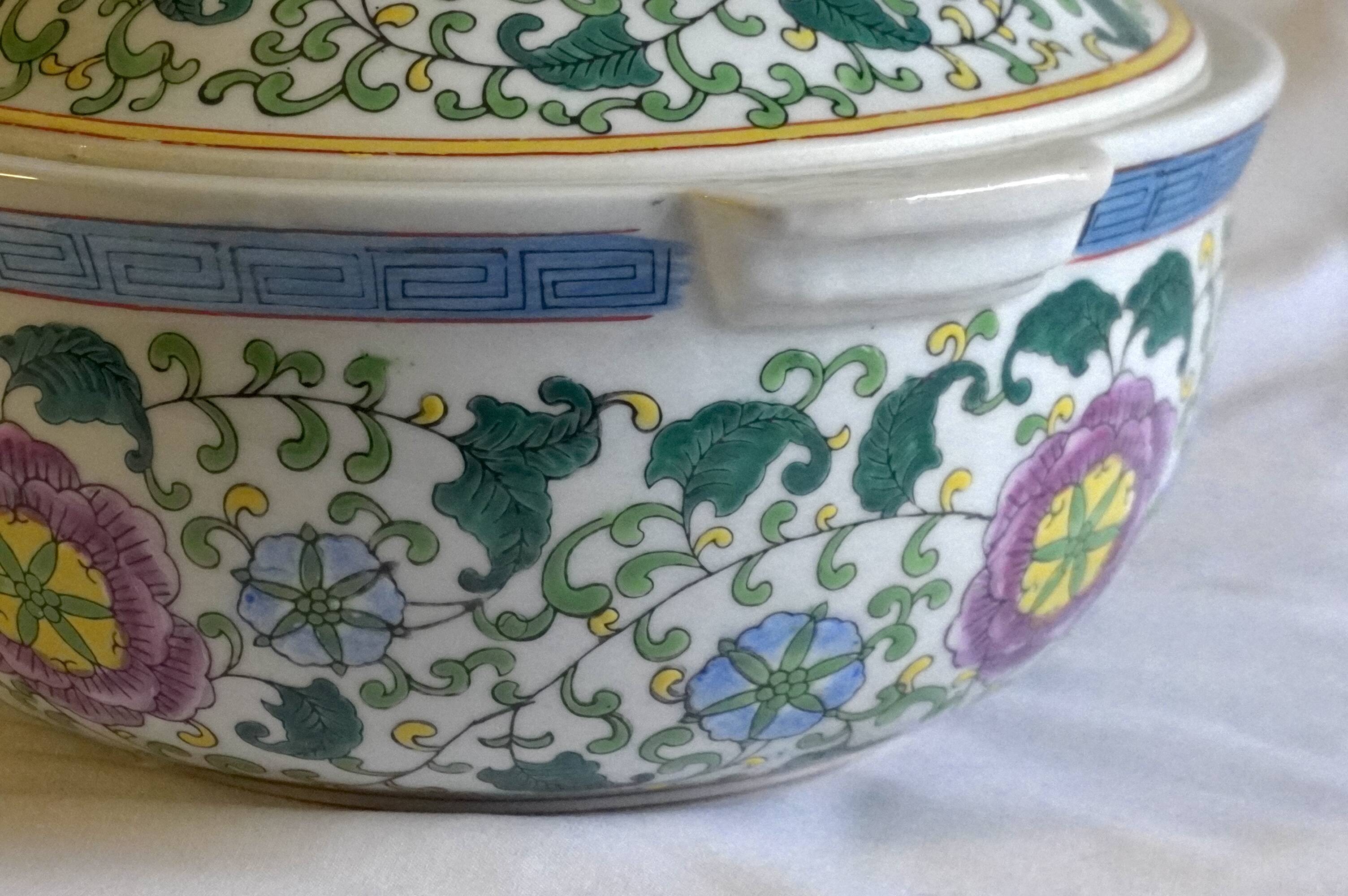 Soup tureen / dish with lid in Chinese porcelain, floral decorations.