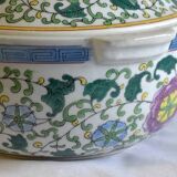 Soup tureen / dish with lid in Chinese porcelain, floral decorations.