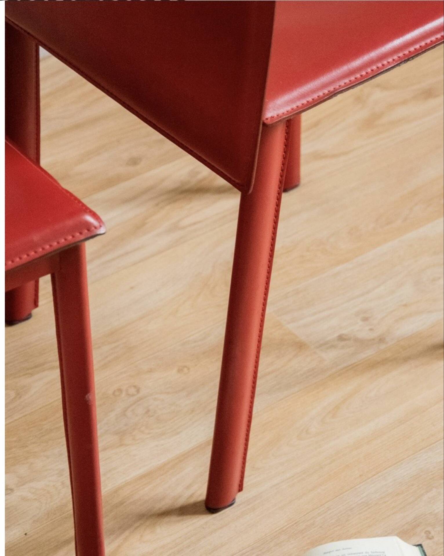 Paire de chaises en cuir