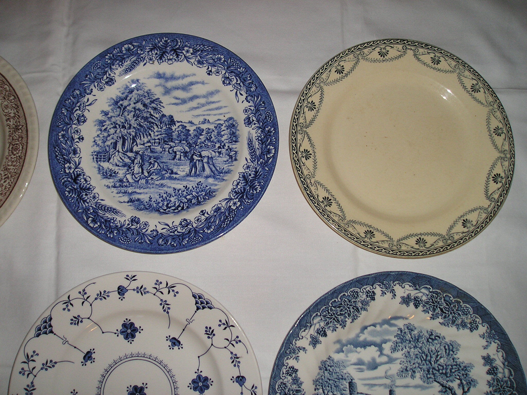 Lot de 12 assiettes plates différentes